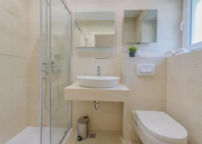 And By The Sea - 15298 3* Split