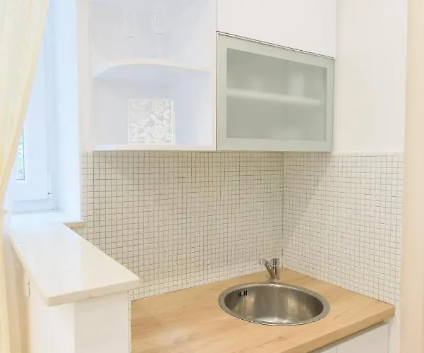 And By The Sea - 15298 3* Split